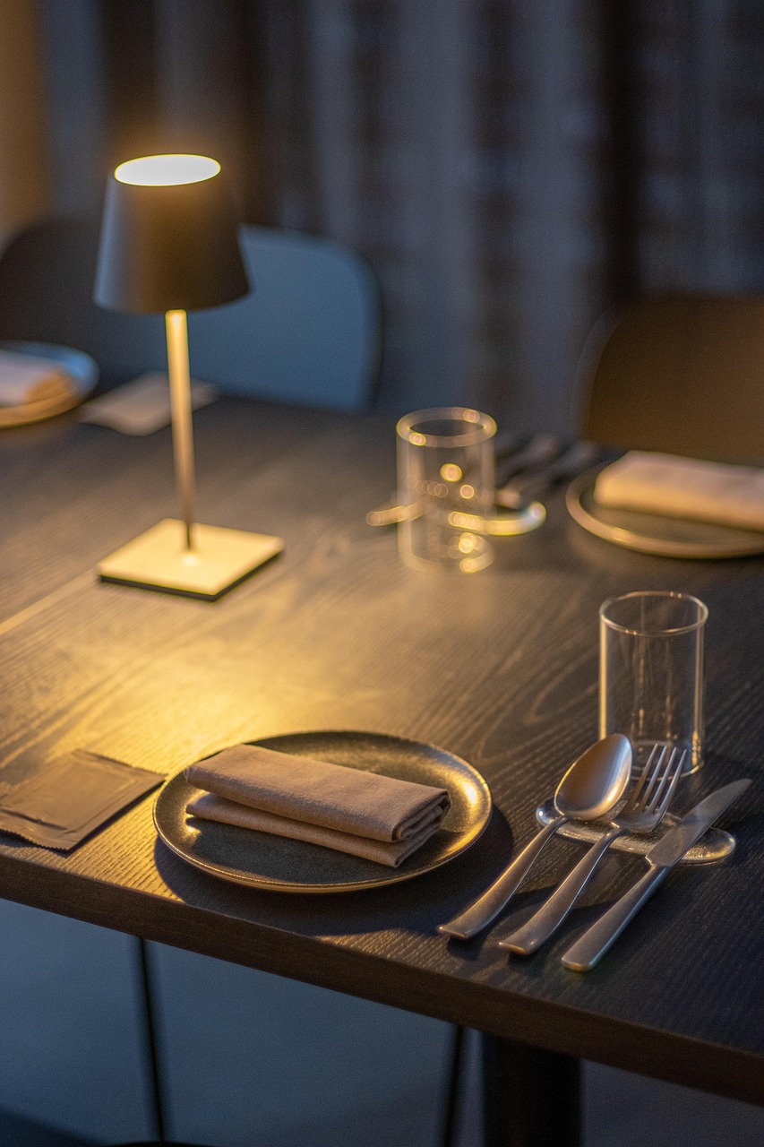 dining table 7782610 1280